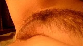 Haarige Muschi masturbiert vor Webcam