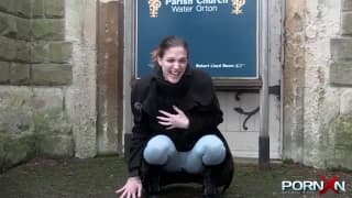 Diese dreckige Hure pisst sich in die Hose