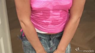 Gia berührt sich auf sexuelle Weise