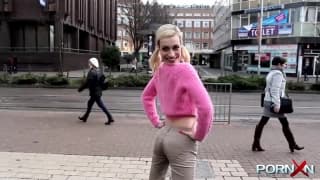 Diese Blondine pisst überall zum Spaß hin Diese Blondine pisst überall zum Spaß hin