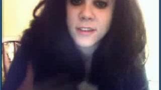 Diese Brünette gibt vor der Cam an