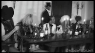 Die dreckige Magd Alicia Rhodes bläst viel