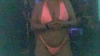 Diese Milf tanzt für uns vor der Webcam