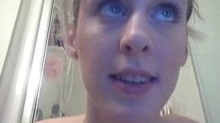 Versaute Blondine ist zärtlich in der Dusche