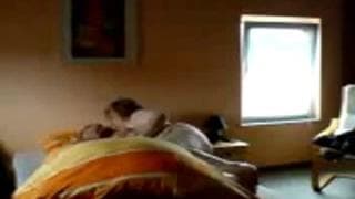 Schwangeres Mädchen und ihr Ehemann im Bett