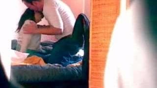 Diese süße Brünette bläst in ihrem Zimmer