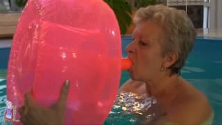 Eine Oma schwimmt und masturbiert danach