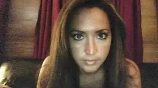 Diese Brünette liebt das Masturbieren