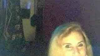 Diese Milf tanzt sexy vor der Webcam