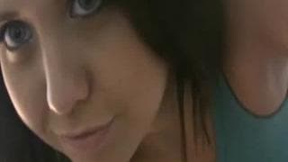 Diese heiße Brünette fingert sich gerne selbst