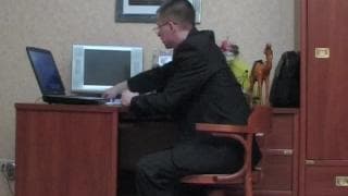 Die Sekretärin dieses Managers ist eine Transe