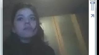 Hübsche Brünette filmt sich mit der Webcam