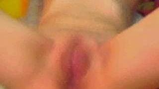 Diese Brünette steckt ihre Finger rein