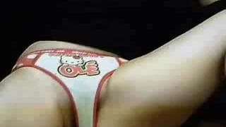 Ein junges Mädchen masturbiert mit ihrem Toy!