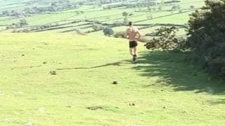 Er ist gelangweilt und masturbiert vor der Cam