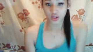 Schöne Transe macht es vor der Kamera