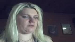 Diese mollige Mutter fickt sich mit der Faust