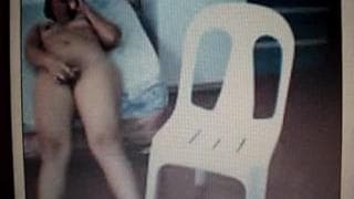 Eine Brünette masturbiert am Telefon