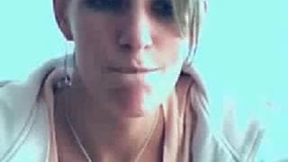 Eine heiße Braut zeigt uns ihre Unterwäsche