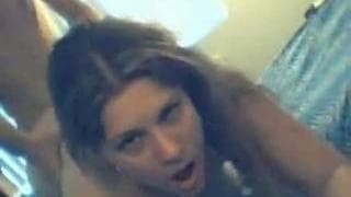 Eine brünette Schlampe wird von hinten gebumst