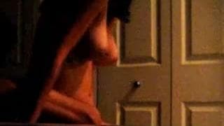 Sie reitet den Schwanz ihres Mannes zum Spaß