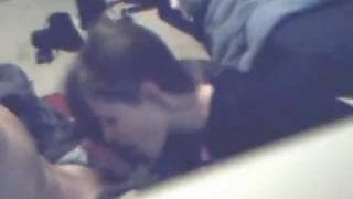 Diese Frau bläst großzügig vor der Kamera