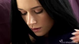 Anna masturbiert mit köstlichem Gestöhne