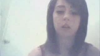 Sie ist 18 & genießt ihre Muschi vor der Cam