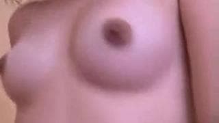 Sie bläst den Penis ihres Freundes 