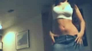 Diese Brünette dreht ihr erstes Heimvideo