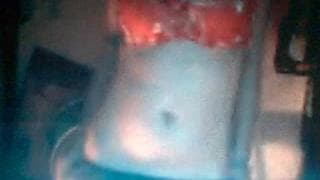 Ein heißes Amateurmädchen verwöhnt sich selbst