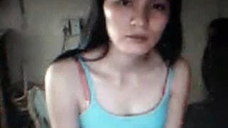 Diese asiatische Amateurin berührt sich selbst