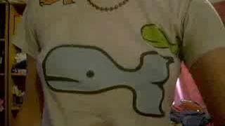 Frau berührt sich selbst weil sie erregt ist