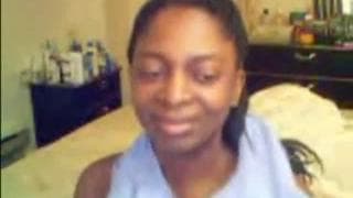 Eine schwarze Frau bewegt ihren Arsch