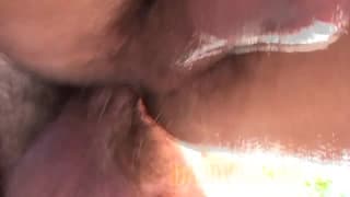 Junger Mann mit haarigem reifen Mann