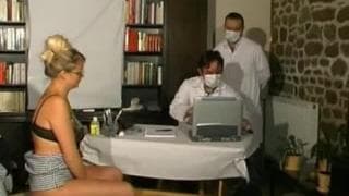 Er analysiert die Muschi einer blonden Bitch Er analysiert die Muschi einer blonden Bitch