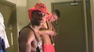 Zwei muskulöse Schwulen stehen auf Handjob