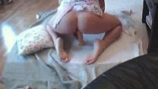 Dieses Mädchen hat Spaß mit ihrem Dildo