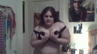 Fette Amateurfrau vor der Webcam