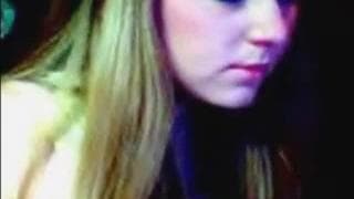 Junge 18-jährige zeigt ihren Body vor der Cam