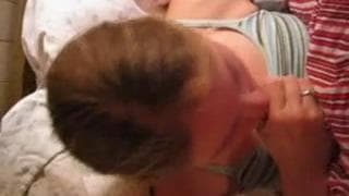 Diese junge Blondine bläst seinen Schwanz