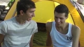 Zwei Schwule ficken in der Natur miteinander