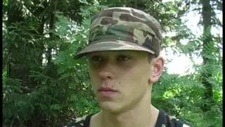 Zwei junge Soldaten sind auf einer Mission