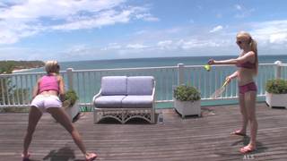 Zwei junge Blondinen und ein großer Dildo