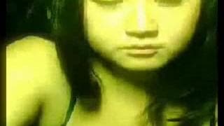 Eine sexy Asiatin zeigt ihre Titten