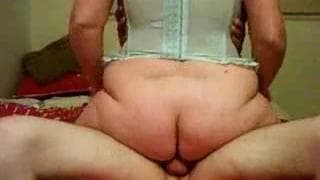 Eine reife Ehefrau mit großem Arsch bumst