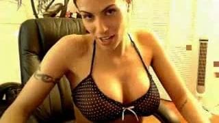 Schöne Milf spielt mit ihrem Sextoy