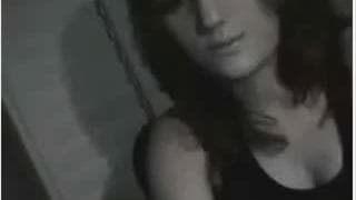 Eine süße Brünette ist bereit für Masturbation