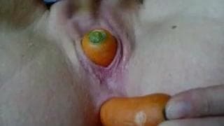 Diese Frau steckt gerne eine Möhre rein