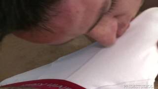 Zwei junge Schwule ejakulieren zusammen